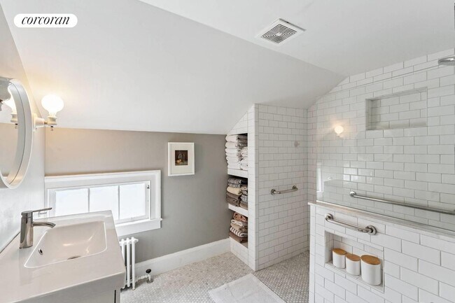 Building Photo - 148 Jermain Ave