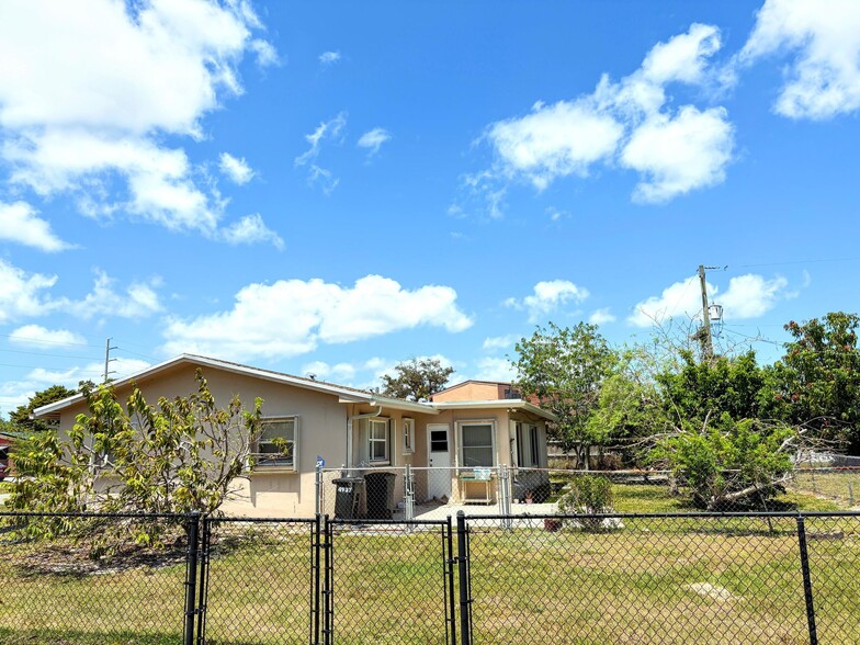Building Photo - 4937 Tortuga Dr