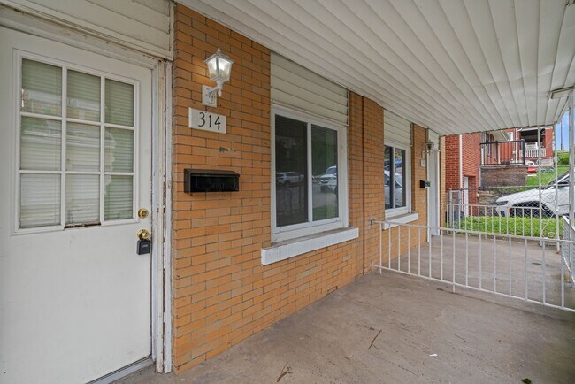 Building Photo - SCORE 1ST MONTH'S RENT FREE IF SIGNED BY AUGUST 7!Convenient 2 Bedroom home in Mt. Washington ava...