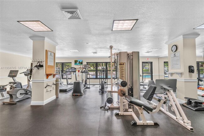 Building Photo - 3200 Port Royale Dr N