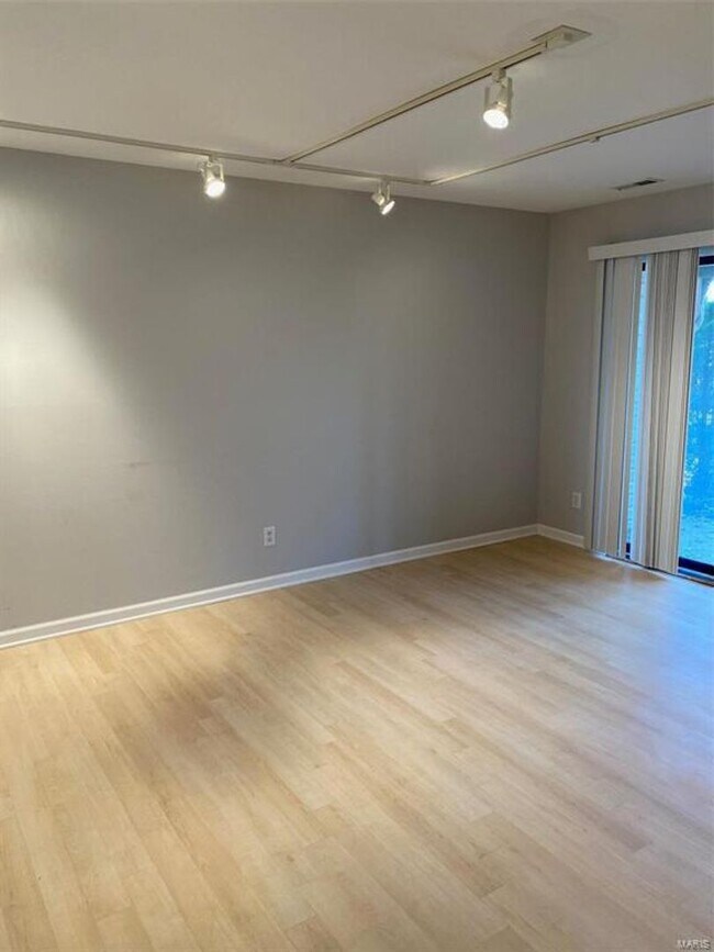 Building Photo - 869 Forest Trace Dr