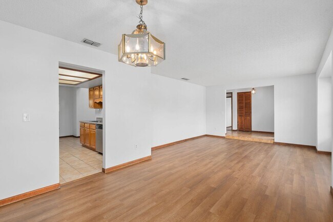 Building Photo - **Recently upgraded 4/2 pool home in Longw...