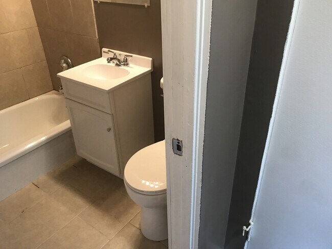 Building Photo - 2 BEDROOM HOME WITH APPLIANCES