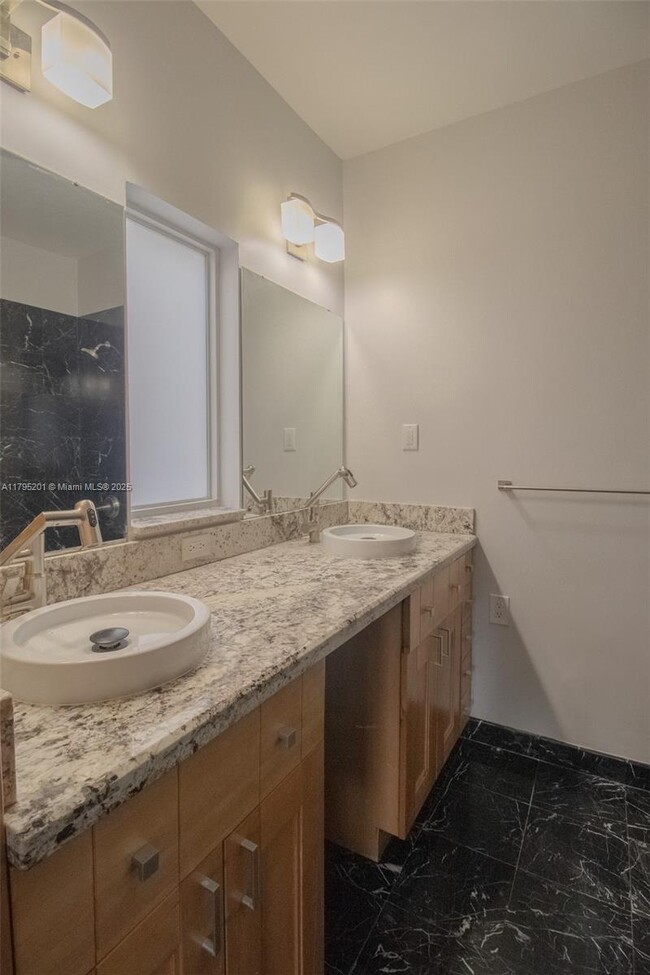 Building Photo - 3722 Royal Palm Ave