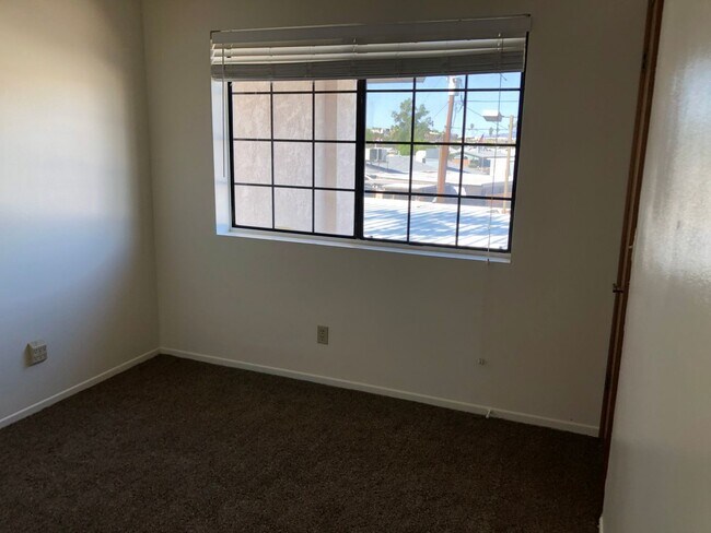 Building Photo - 2 BR Condo in gated community with many ut...