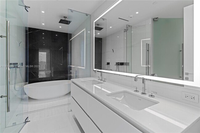 Building Photo - 300 Biscayne Blvd Way