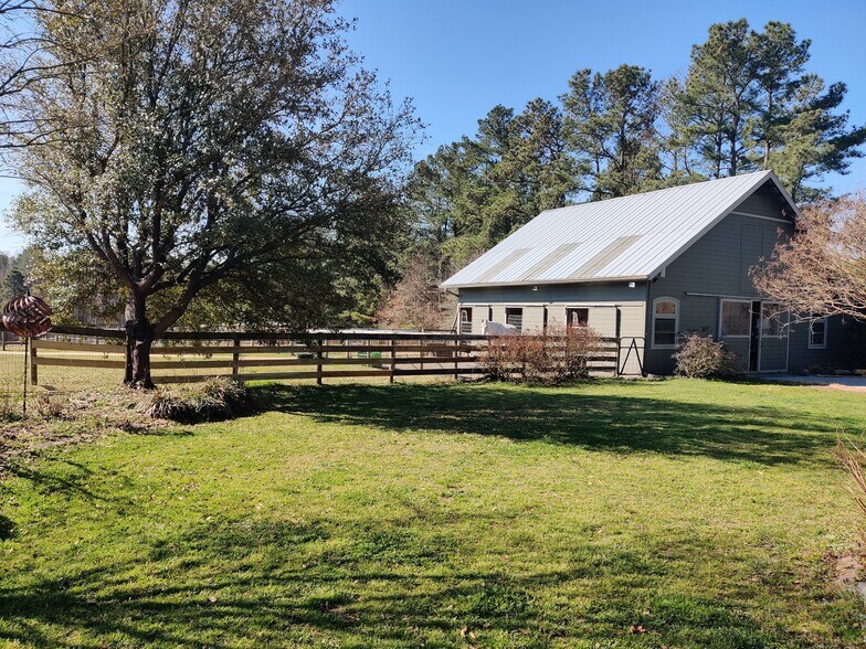 Building Photo - 250 Paddock Dr