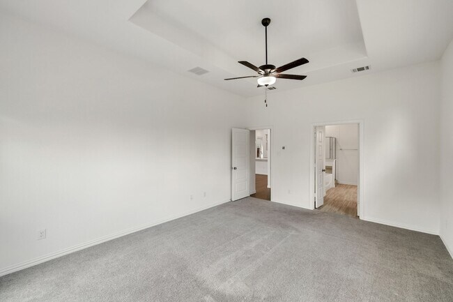 Building Photo - 3100 Greenbriar Dr