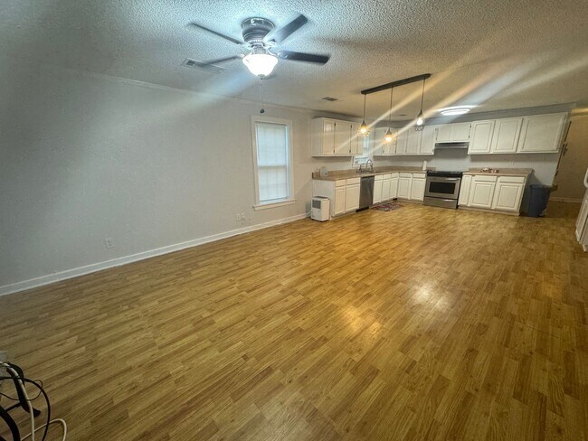 Building Photo - 5112 Kraft St