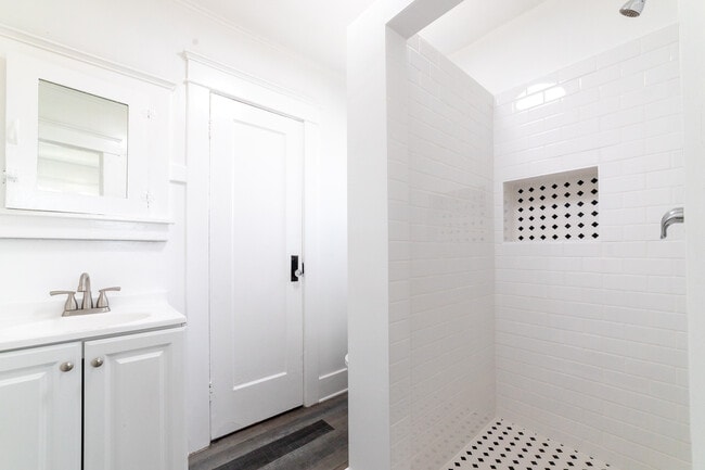 Building Photo - 2325 W 36th St