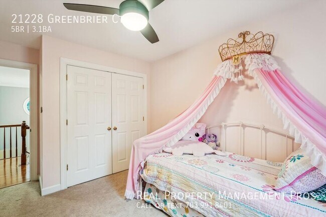 Building Photo - 21228 Greenbrier Ct