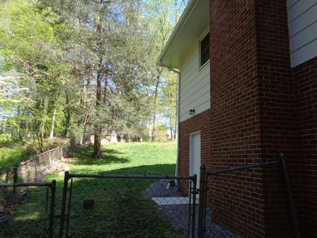 Building Photo - House for Rent-Country Club Area