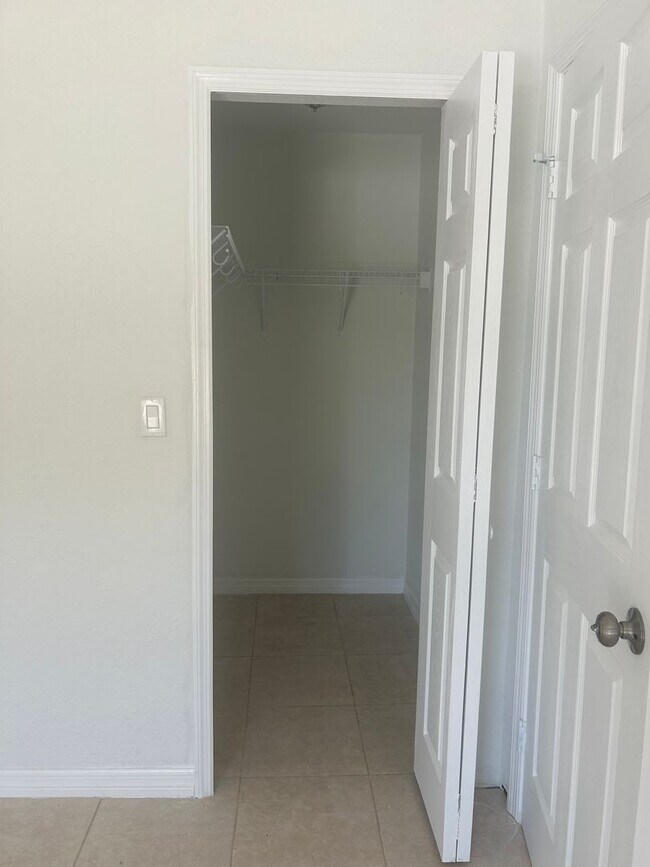 Building Photo - 3/2/1 Single Family Home Available-Cozy Pe...