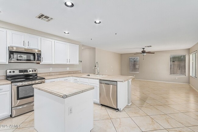 Building Photo - 602 W Canary Way