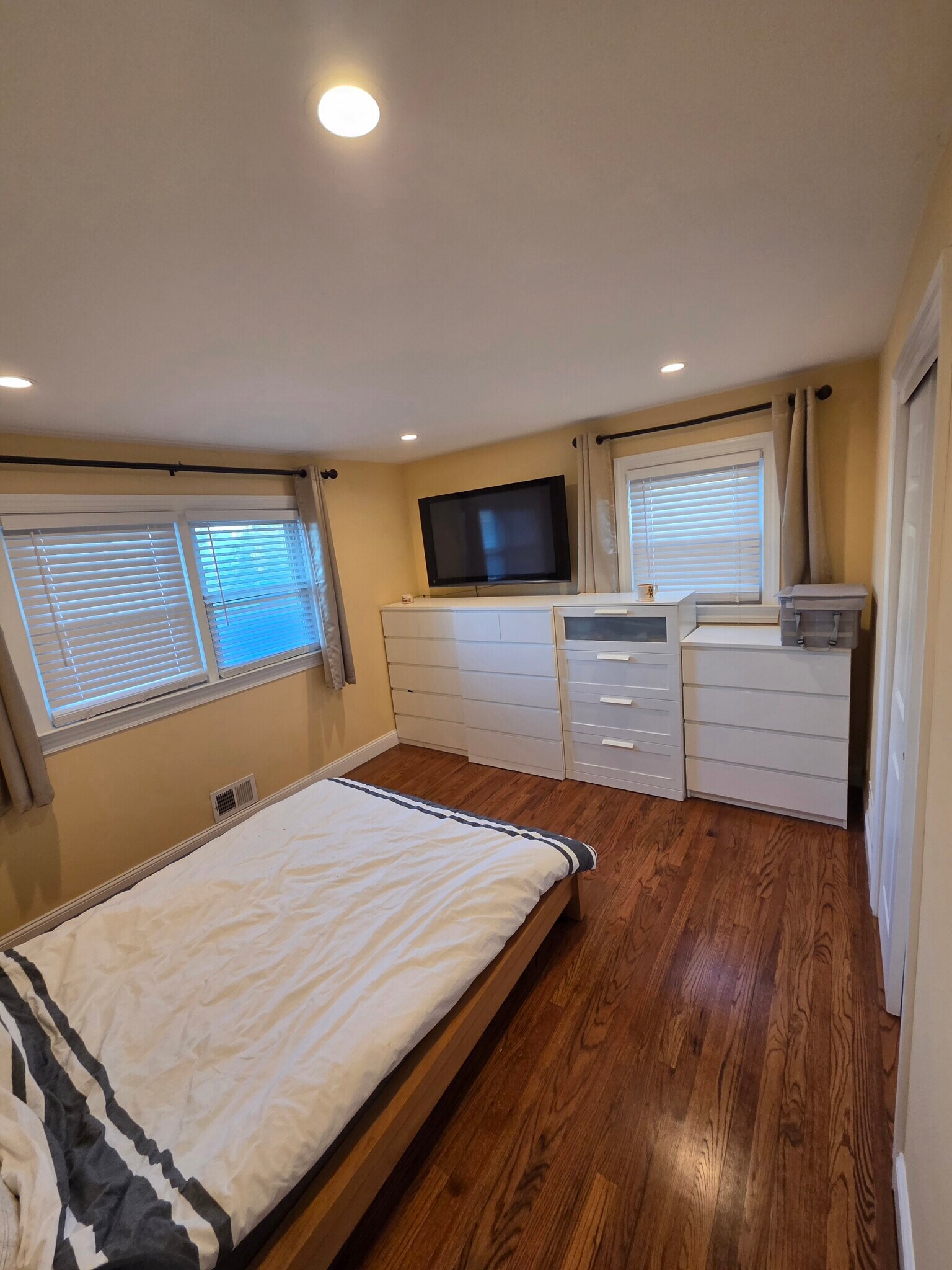 Building Photo - 223 Ray St