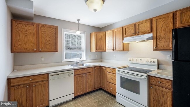 Building Photo - 24 Duttonview Dr