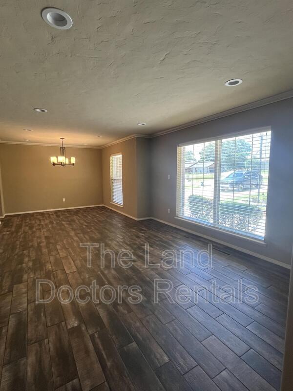 Building Photo - 412 S Country Club Road