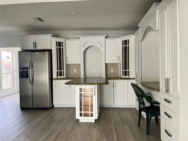 Building Photo - 3310 SW 82nd Ave