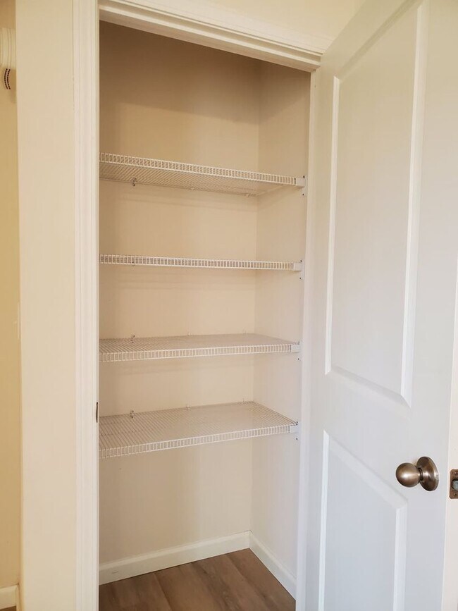 Building Photo - 323 Cedar Cove Ln