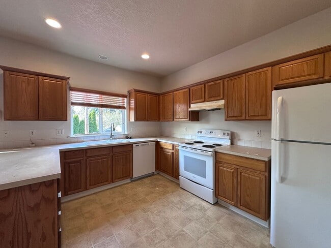 Building Photo - Welcome to this spacious and inviting single-family home w/fully fenced backyard! New Carpet Inst...