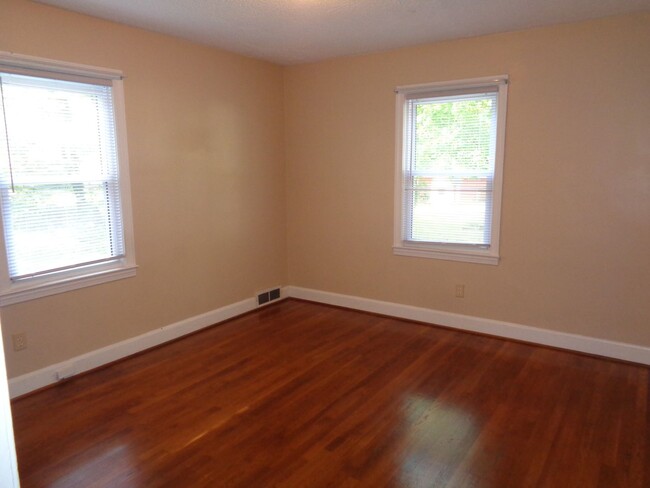 Building Photo - 2-bedroom House off Country Club (interior...