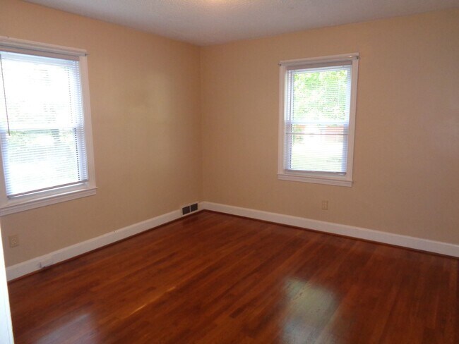 Building Photo - APPLICATIONS PENDING-2-bedroom House off C...