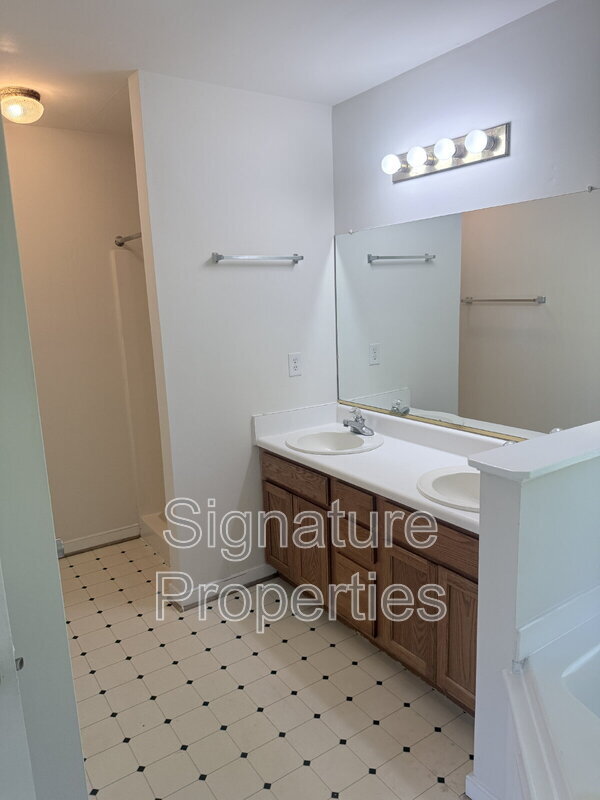 Building Photo - 12521 Hillgate Ln