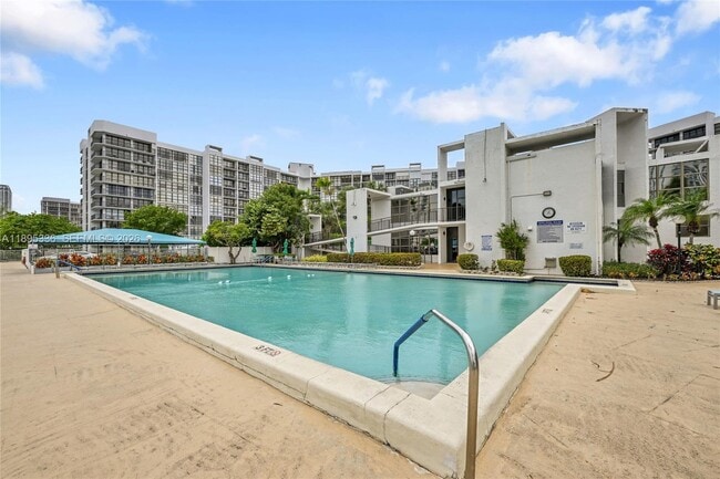 Building Photo - 800 Parkview Dr