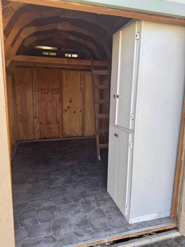 Building Photo - Super cute 2 bedroom, 1 bath house!