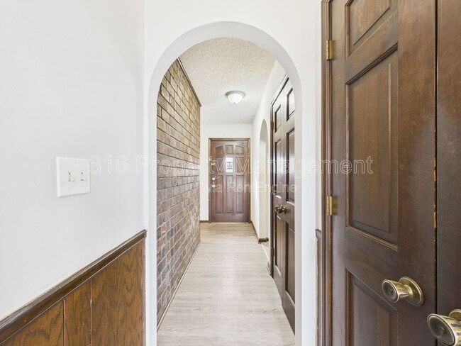 Building Photo - 3929 S Carriage Ln