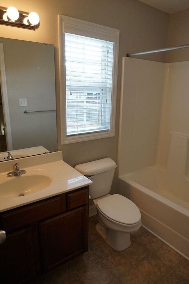 Building Photo - 3 Bedroom 2.5 Bathroom home located in Rogers Farm in Hubert!
