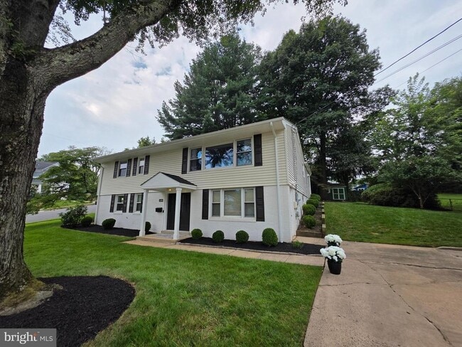 Building Photo - 1109 Hillcrest Dr SW