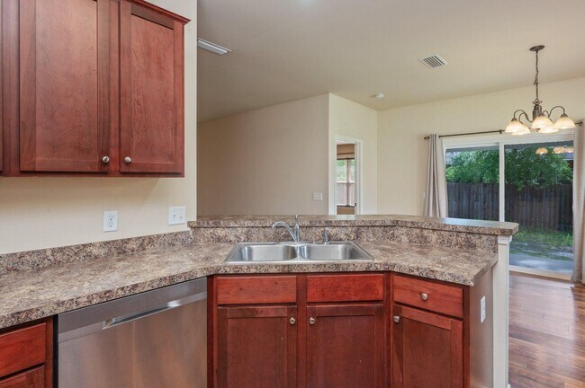 Building Photo - 646 Hunters Ridge Rd