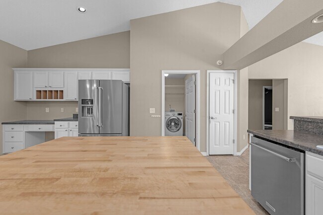 Building Photo - Pet Friendly Home Available Now!