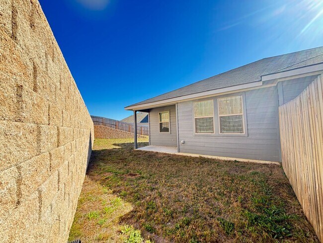 Building Photo - Luxury Living in the Heart of Cibolo!