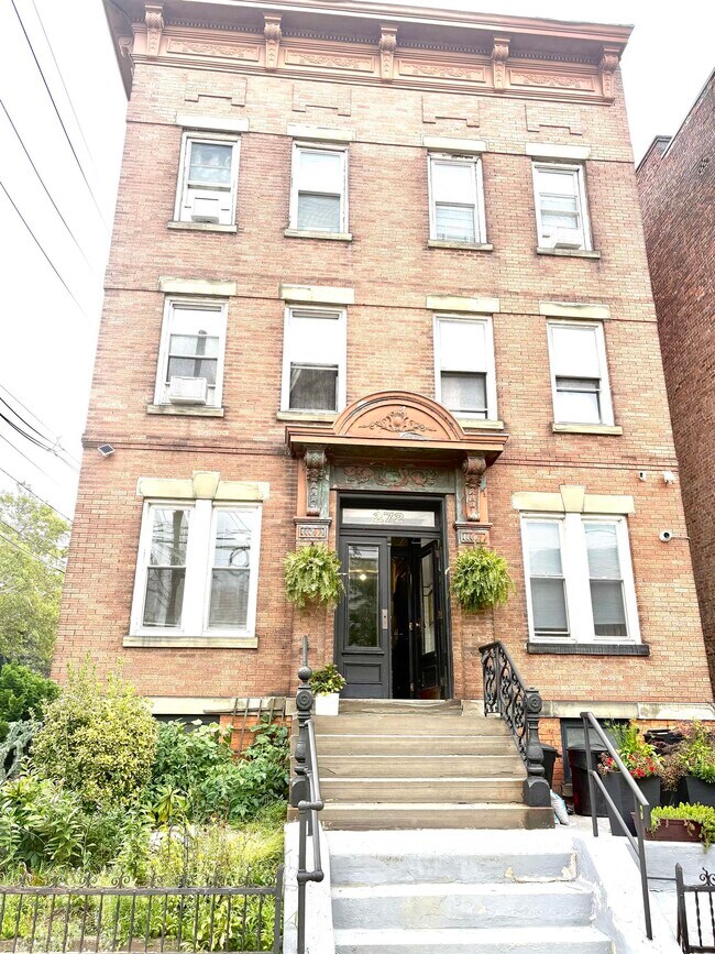 Building Photo - 272 Hancock Ave