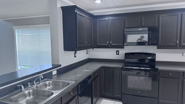 Building Photo - Spacious 3/2.5 in River Ridge with Pool in...