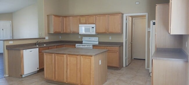 Building Photo - Warm, Inviting 3 Bed / 2 Bath Home in Surp...