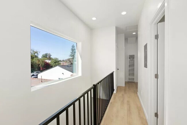 Building Photo - 5141 Ewing St