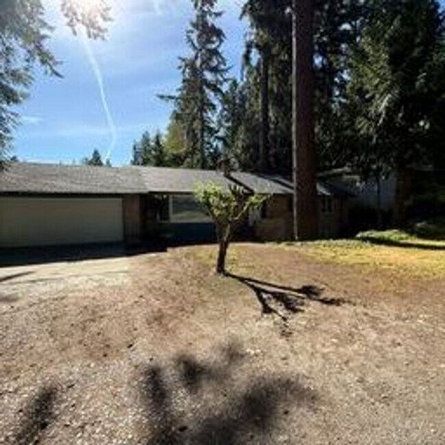 Building Photo - Beautiful home in highly desirable Bellevue neighborhood.