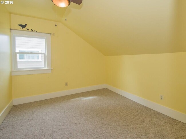 Building Photo - Amazing Well Kept Secret! 4bed 1.5bath Bungalow!