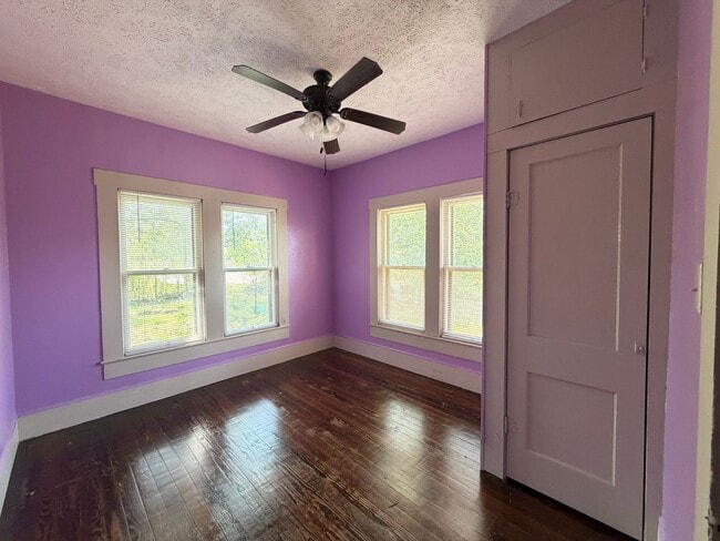 Building Photo - 4 bedroom 2 bath house!