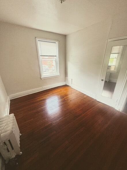 Bedroom 2 (with closet door) - 1424 Grove Ave