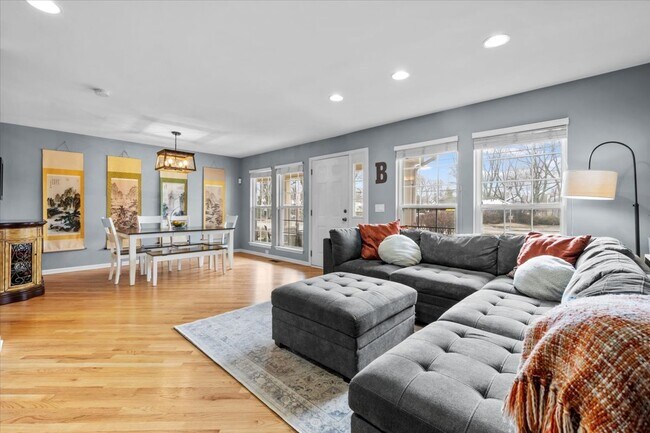 Building Photo - 907 Main St