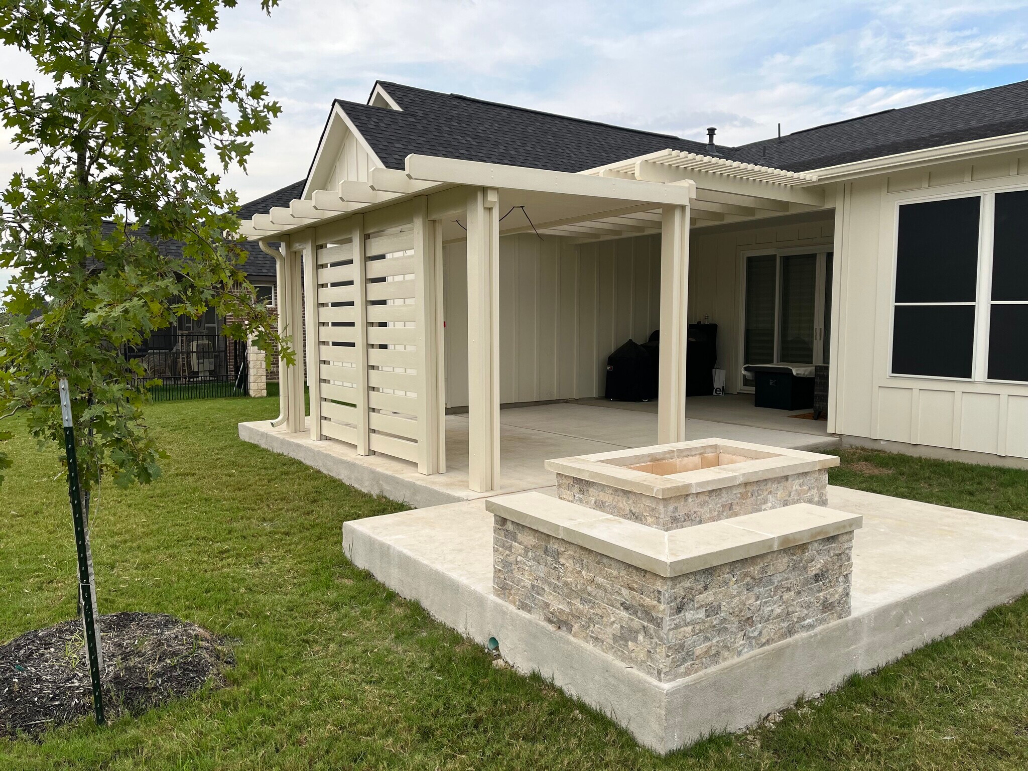 Patio/Pergola//Wood Fire Pit - 209 Cruising Oak St