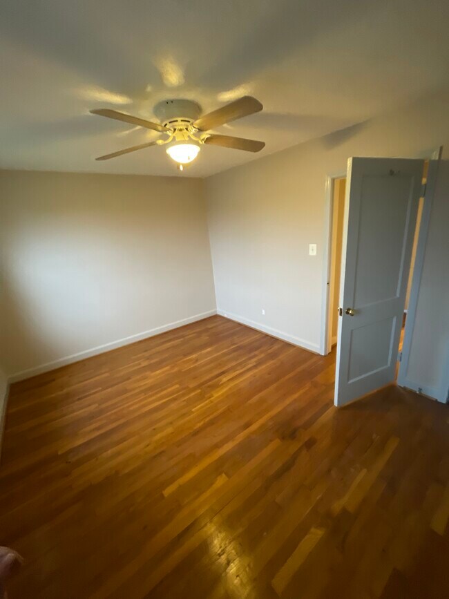 Building Photo - 906 Pine Heights Ave