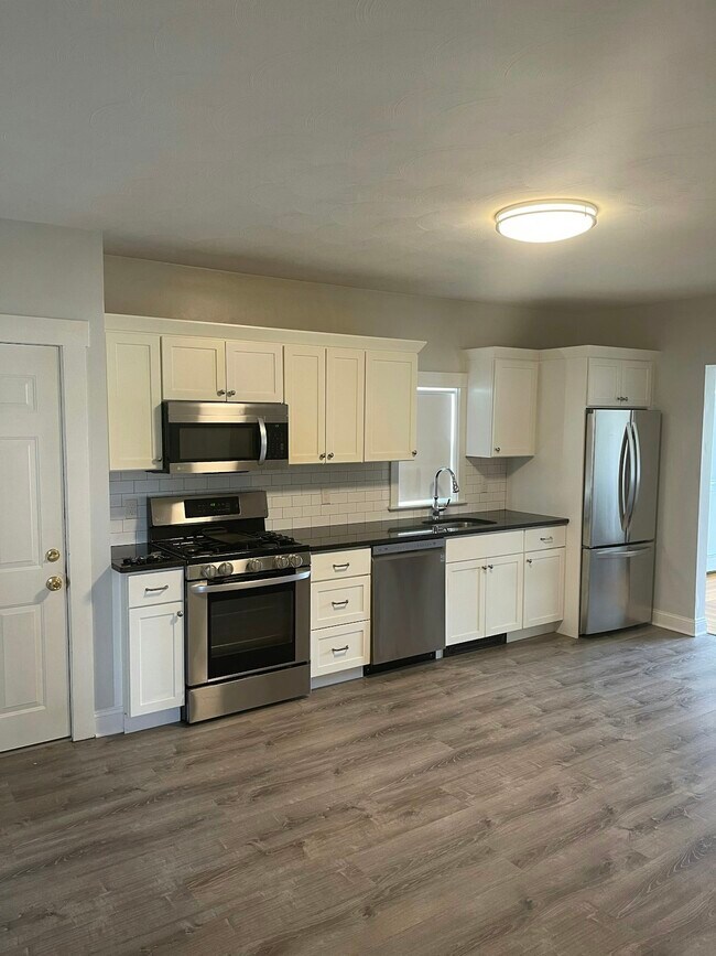 Building Photo - 325 Daggett Avenue, Unit 1