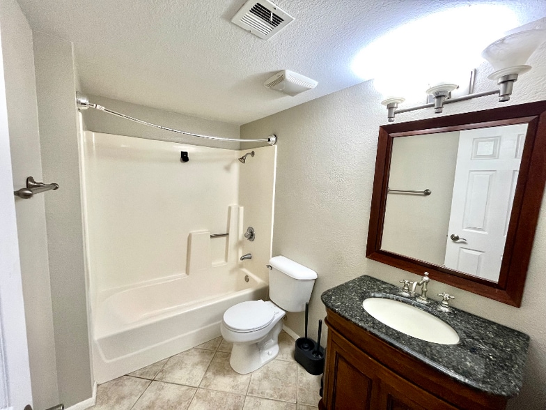 Building Photo - 1014 E Spence Ave