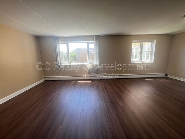Building Photo - 6160 N Damen Ave