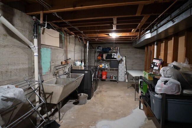 Building Photo - 180 Estes St